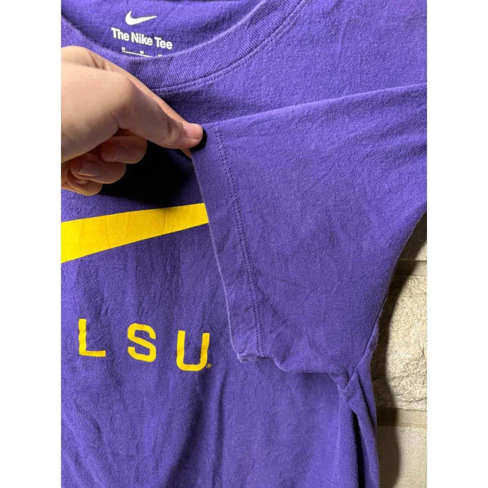 Nike LSU Tigers Mens Purple Graphic T-Shirt Medium Yellow Swoosh NCAA Collegiate